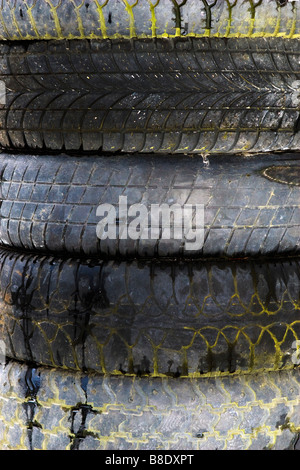 Stack getragen von alten Autoreifen. Stockfoto