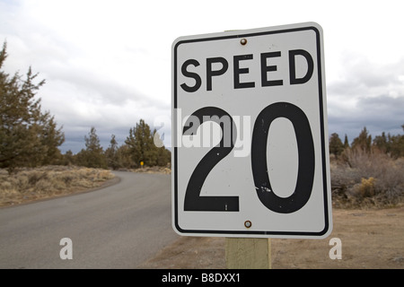 USA Amerika A unterzeichnen auf einer ländlichen Landstraße Autofahrer zu sagen, dass die Höchstgeschwindigkeit 20 beträgt zwanzig Meilen pro Stunde Stockfoto