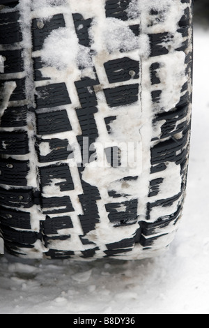 Auto Winterreifen mit Spikes Closeup auf Schnee fallen weg. Stockfoto