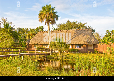 Florida Everglades Tamiami Trail uns 41 Seminole Miccosukee Indianer Dorf strohgedeckte Gebäude Palme und Sawgrass Stockfoto