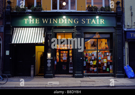 Irland Dublin Pubs und Restaurants gewundene Treppe Restaurant Buchhandlung Antiquariat Buchhandlung unteren Ormand Kai Außenfassade caf Stockfoto