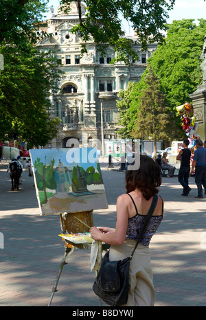 Eine junge Frau malt ein Bild auf einer Staffelei in der größte Park in Odessa Ukraine Stockfoto