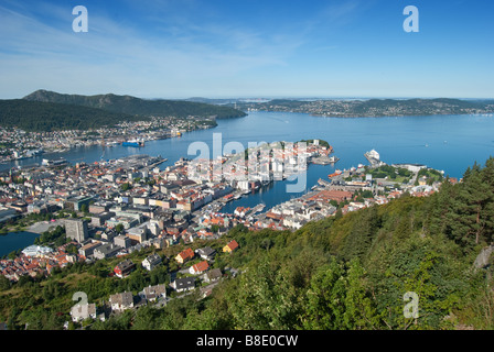 Panoramablick auf Stadt Zentrum, Hafen und Fisch Markt von Bergen, Norwegen. Das Bild wurde vom Floyen Berg aufgenommen. Stockfoto