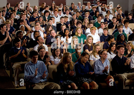 High School und Middle School Studenten in einem Hörsaal sitzen. Stockfoto