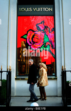 Paris, Frankreich, Luxus-Schaufenster-Shopping 'Avenue Montaigne' Paar vor 'Louis Vuitton' LVMH-Ladenfront, französische Ladenfront Stockfoto