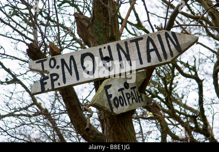 Hausgemachte Wanderweg-Wegweiser im Baum am Weg zum Table Mountain Crickhowell Powys Wales UK behoben Stockfoto