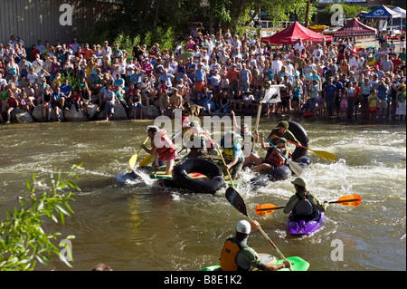 Hausgemachte Flöße konkurrieren in der jährlichen Fibark-Festival auf dem Arkansas River, Salida, Colorado Stockfoto
