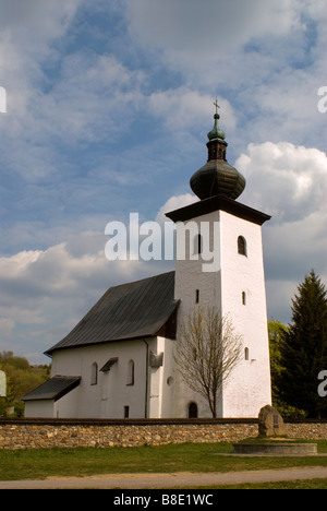 Die Kirche des Heiligen Johannes und das steinerne Denkmal zur Erinnerung an das geographische Zentrum Europas in Krahule Stockfoto