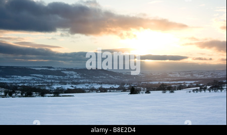 Sonnenuntergang und den Blick nach unten Wharfedale in der Nähe von Almscliffe Crag ist in Schnee bedeckt, North Rigton, North Yorkshire Stockfoto