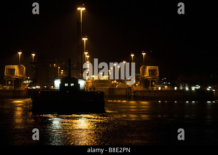 Miraflores-Schleusen, Nachtaufnahme. Panama-Kanal, Republik Panama, Mittelamerika. Stockfoto