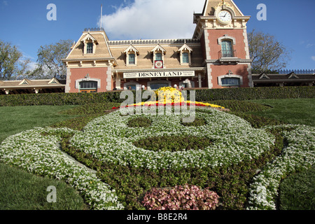 Bahnhof am Eingang zum Disneyland Freizeitpark Stockfoto