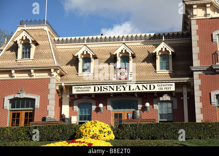 Bahnhof am Eingang zum Disneyland Freizeitpark Stockfoto