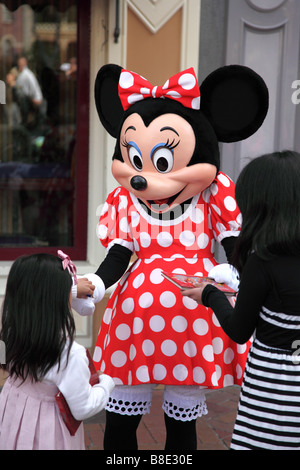 Minnie Mouse Gruß Besucher an Disneyland Kalifornien Stockfoto