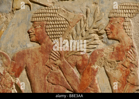 Bemalte Reliefs, Deir al-Bahri, West Bank, Luxor, Ägypten Stockfoto