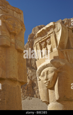 Geschnitzten Säulen in Deir al-Bahri, West Bank, Luxor, Ägypten Stockfoto