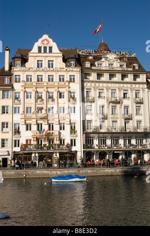 Herr Pickwick Pub und Des Alpes Hotels am Ufer der Reuss, Luzern, Schweiz Stockfoto