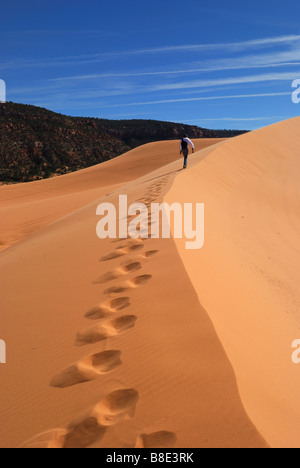 Fußspuren und Person entlang der Düne Hügelkette im Coral Pink Sand Dunes State Park Utah Stockfoto