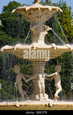 Melbourne-Skulpturen / Ausstellung Brunnen befindet sich in den Royal Exhibition Building s Gärten. Melbourne Victoria Australien Stockfoto