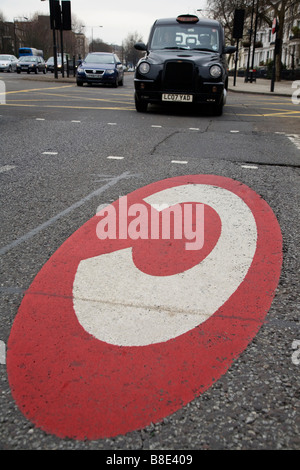 City-Maut für London Zone Zeichen und ein schwarzes Taxi über die Autobahn A4 in Westlondon. Stockfoto