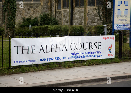 Banner-Förderung der Alpha-Kurs außerhalb einer Kirche im Westen von London. Stockfoto