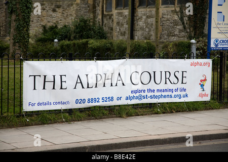 Banner-Förderung der Alpha-Kurs außerhalb einer Kirche im Westen von London. Stockfoto