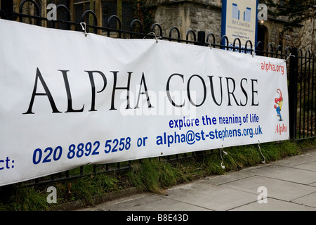 Banner Förderung der Alpha Kurs außerhalb einer Kirche in West London Stockfoto