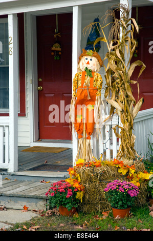 Ein Haus in Woodstock New Hampshire dekoriert mit einem Hof Vogelscheuche und Herbst deocr Stockfoto