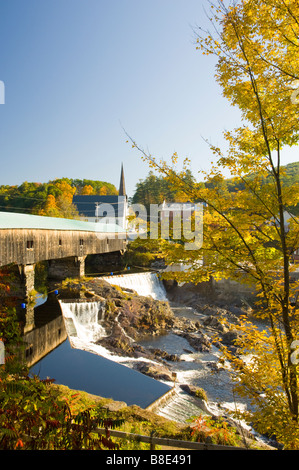 Die gedeckte Holzbrücke mit Wasserfällen und Herbst Laub Farbe im Bad New Hampshire USA Stockfoto