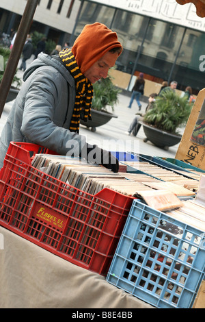 Mann Suche Datensätze am Marktstand in barcelona Stockfoto