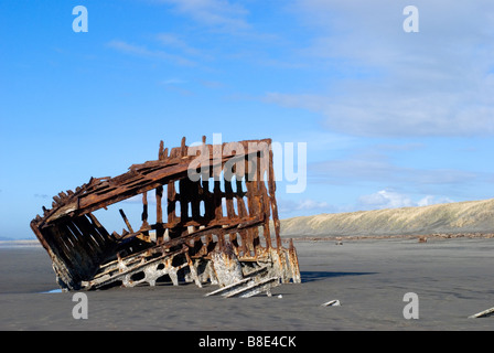 Das Wrack des Schiffes The Peter Iredale in Fort Stevens State Park, Oregon, USA. Strandete 1906. Stockfoto