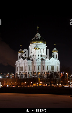 Kathedrale von Christ der Retter in Moskau Nachtszene vor Weihnachten über die Moskauer mit Flussblick Stockfoto