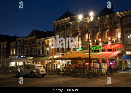 Straßenszene vom Markt in der Abenddämmerung Delft Zuid Holland Niederlande Stockfoto