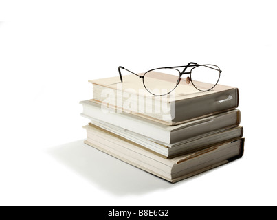 Gestapelte Bücher mit Brille Stockfoto