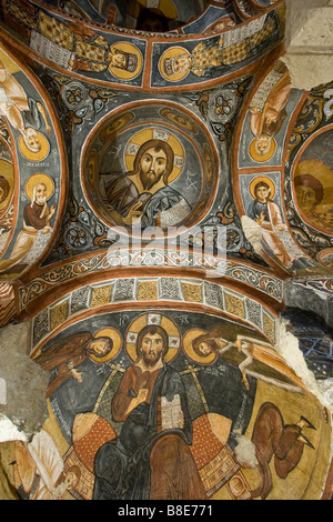 Christian Wandmalereien im Inneren Karanlik Kilise Höhlenkirche im Freilichtmuseum in Cappadocia Türkei Stockfoto