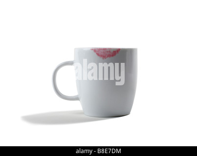 Studioaufnahme einer eine weiße Keramik Tasse mit Lippenstift Fleck Stockfoto