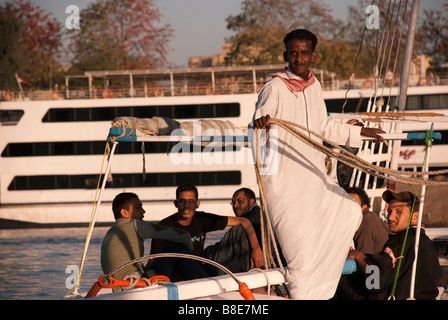 Nubische Matrose auf Feluke auf dem Nil in Assuan, Ägypten Stockfoto