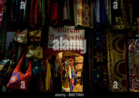 Textilgeschäft in den großen Basar in Istanbul Türkei Stockfoto