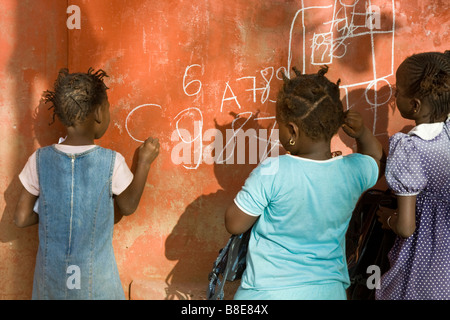 Senegalesische Mädchen schreiben an einer Wand mit Kreide auf Ile de Gorée in Senegal Westafrika Stockfoto