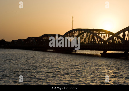 Sonnenaufgang auf der Faidherbe-Brücke in St-Louis in Senegal Afrika Stockfoto