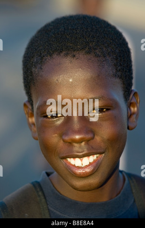 Senegalesischen jungen auf seinem Weg zur Schule in St-Louis in Senegal Westafrika Stockfoto