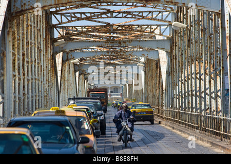 Verkehr auf der Brücke Faidherbe in St-Louis in Senegal Afrika Stockfoto