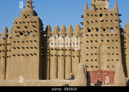 Arbeiter an der Grande-Moschee in Djenné Mali in Westafrika Stockfoto