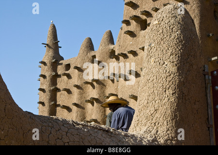 Arbeiter an der Grande-Moschee in Djenné Mali in Westafrika Stockfoto