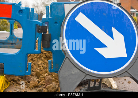 Halten Sie direkt neben Straßenreparatur Warnzeichen Stockfoto