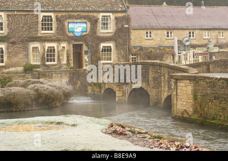 Mit Blick auf Swan Inn, über den Fluss Coln Bibury Stockfoto