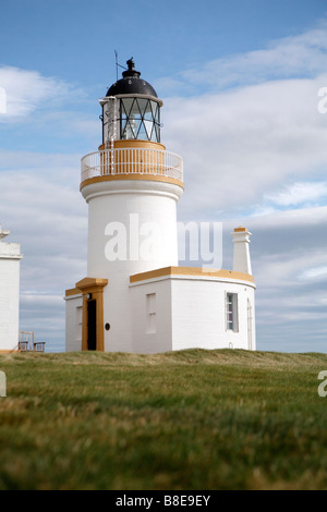 Leuchtturm an einem sonnigen Tag am Chanonry point in der Nähe von Fortrose und Rosemarkie auf der Black Isle in den Moray Firth. Stockfoto