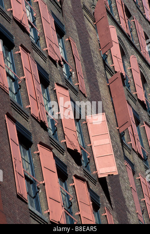 Rosa Fensterläden auf dem historischen Puck Building in New York USA Stockfoto