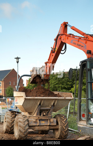 Bau von neuen Wohnungen in Taunton Cricket Club. JCB Muldenkipper mit Erde be- Stockfoto