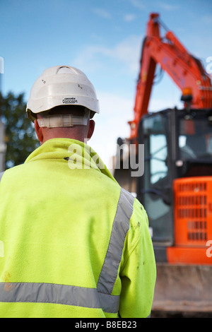Bauarbeiter in Hi-Vis Jacke und Helm Stockfoto