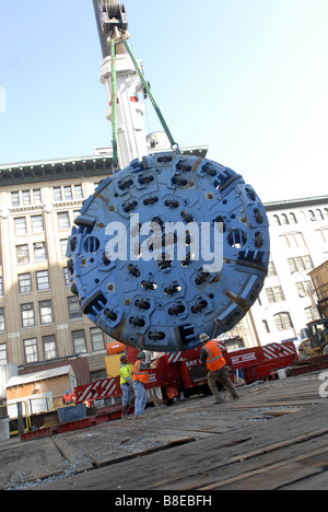 Bauarbeiter vorzubereiten, die 100-Tonnen-Schneidkopf von einer Tunnelbohrmaschine in einen Schacht in einem Plenarsaal zu senken Stockfoto